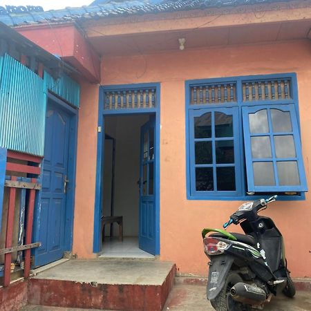 Cempaka Hostel Лабуан-Бахо Экстерьер фото