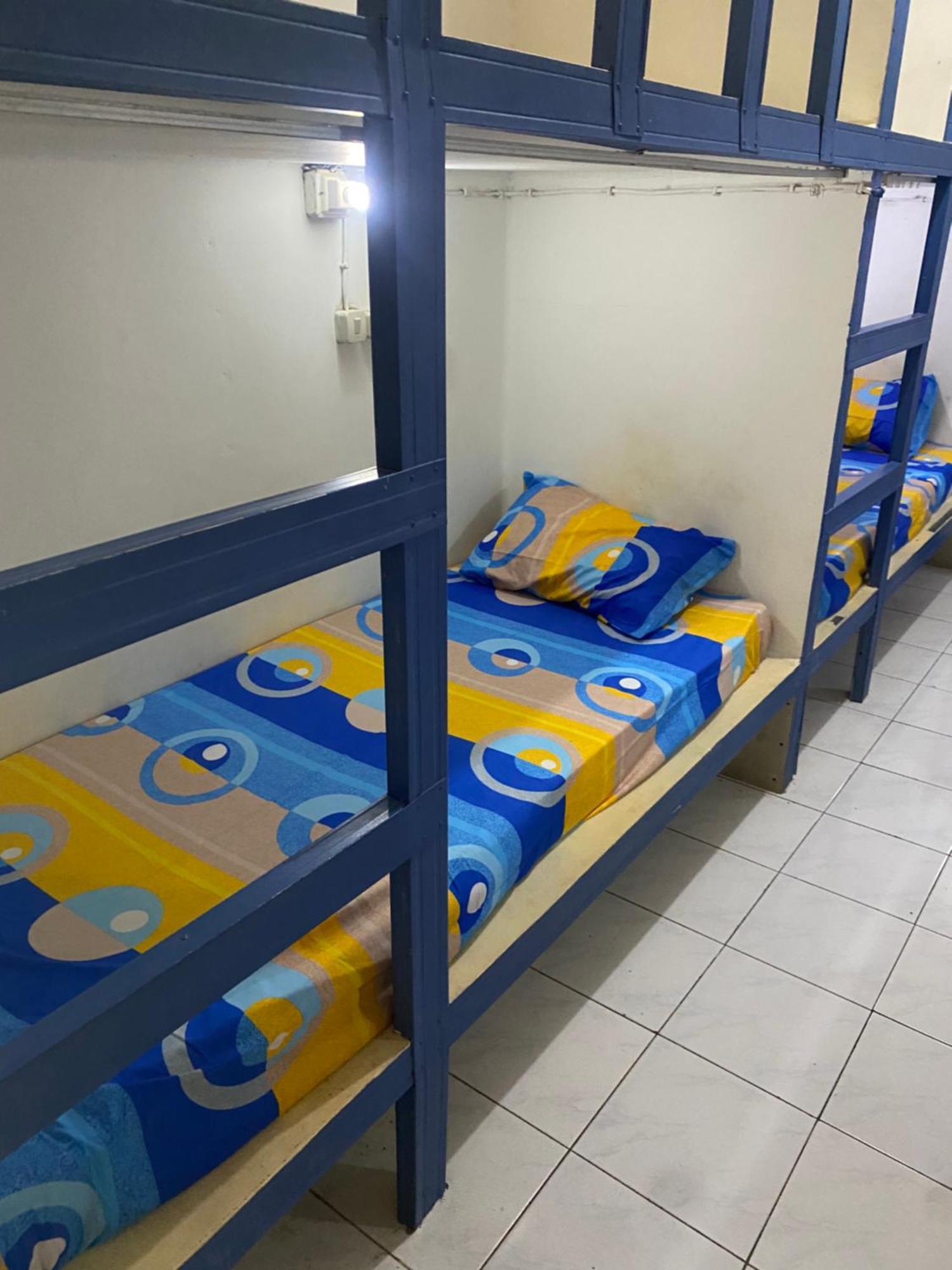 Cempaka Hostel Лабуан-Бахо Экстерьер фото