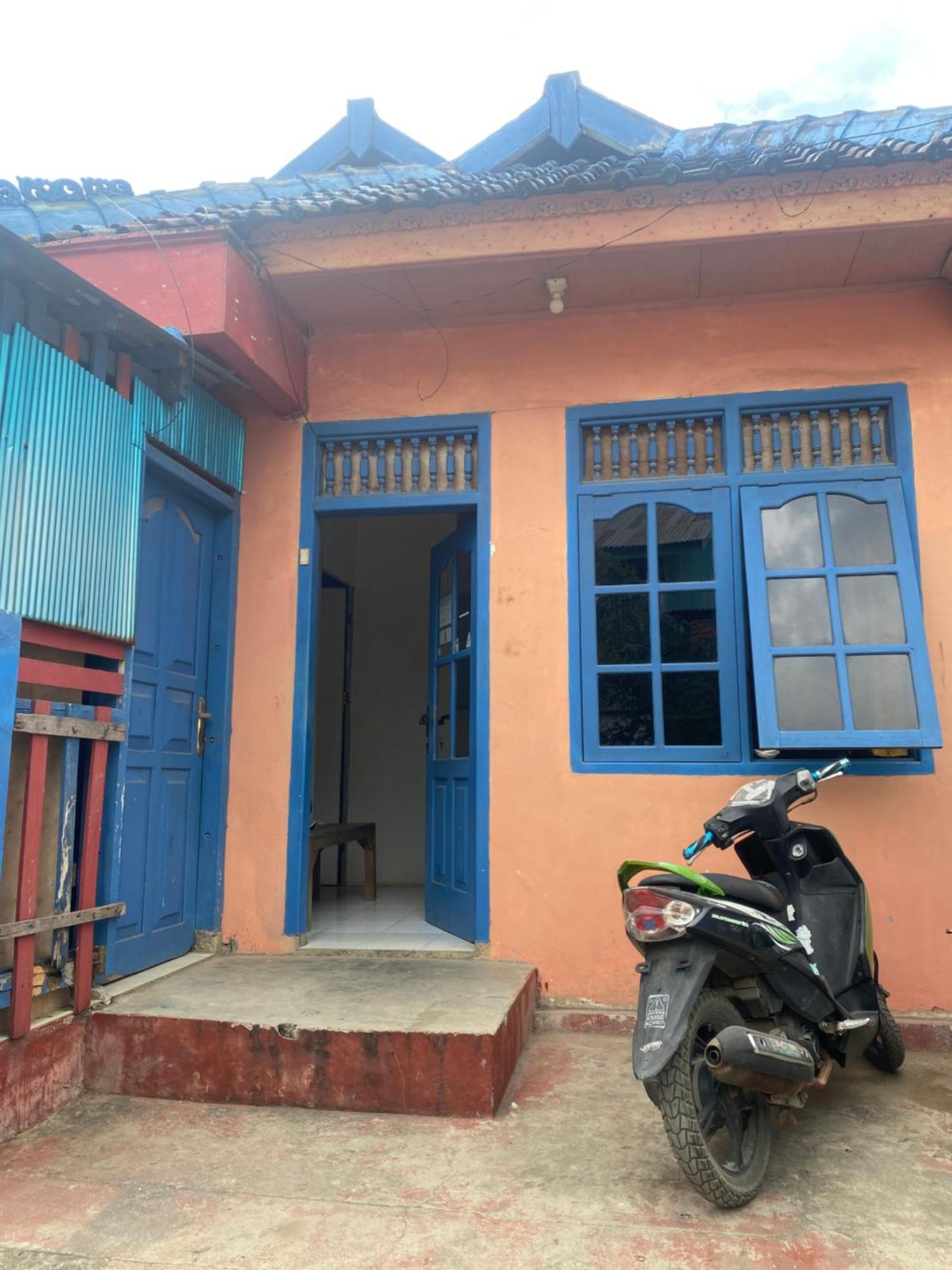 Cempaka Hostel Лабуан-Бахо Экстерьер фото